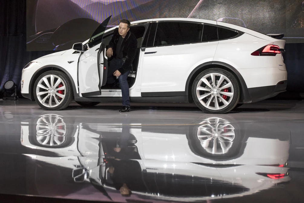 You are currently viewing Tesla hopes cars will drive themselves cross-country by 2018